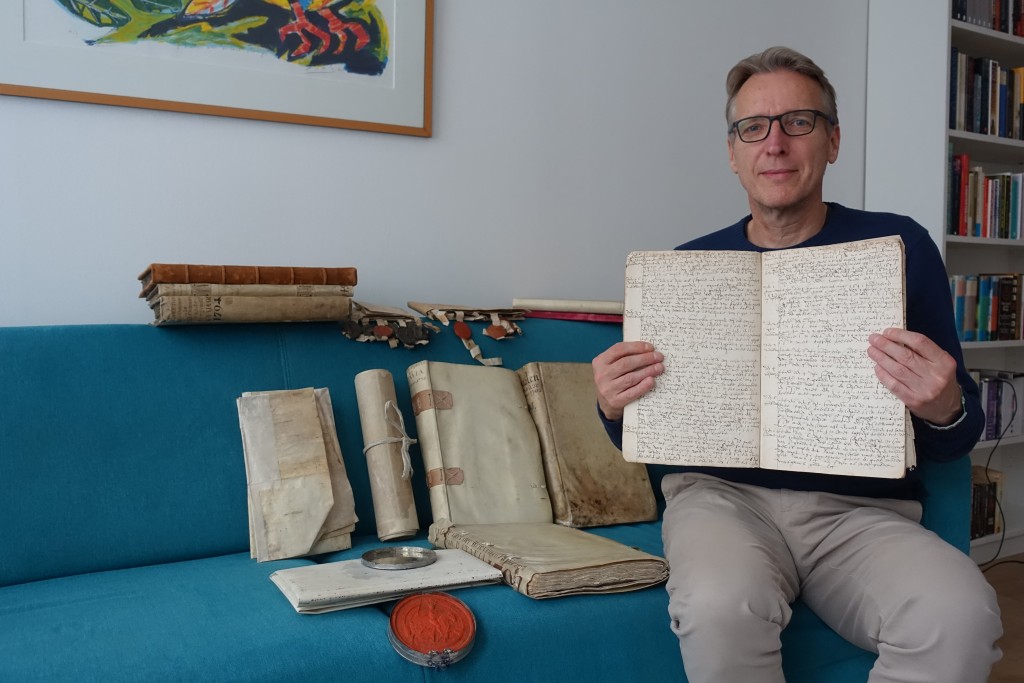 This handout photograph obtained on July 8, 2025, courtesy of Arthur Brand shows Dutch art detective Arthur Brand posing with stolen documents from the 15th to the 19th century, including several UNESCO-listed archives from the world's first multinational corporation Dutch East India Company (VOC), in Amsterdam on June 24, 2025. (AFP) This handout photograph obtained on July 8, 2025, courtesy of Arthur Brand shows Dutch art detective Arthur Brand posing with stolen documents from the 15th to the 19th century, including several UNESCO-listed archives from the world's first multinational corporation Dutch East India Company (VOC), in Amsterdam on June 24, 2025. (AFP)