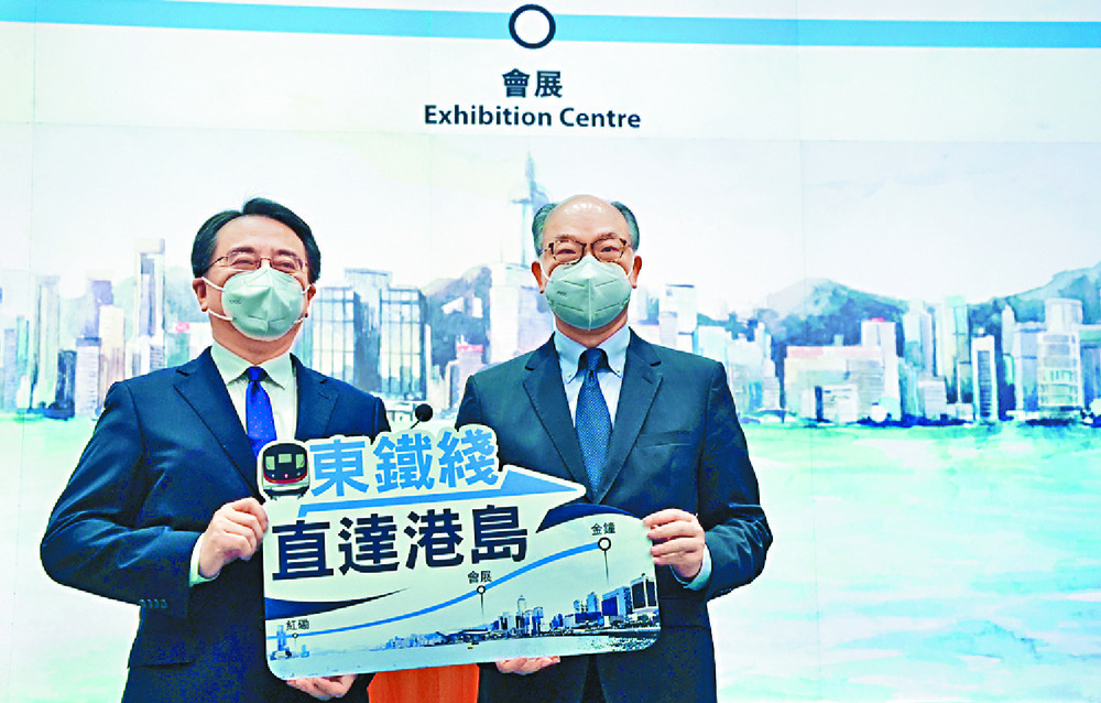 Jacob Kam and Frank Chan give details of the extension, which includes the new Exhibition Centre Station.
Sing Tao Jacob Kam and Frank Chan give details of the extension, which includes the new Exhibition Centre Station.
Sing Tao