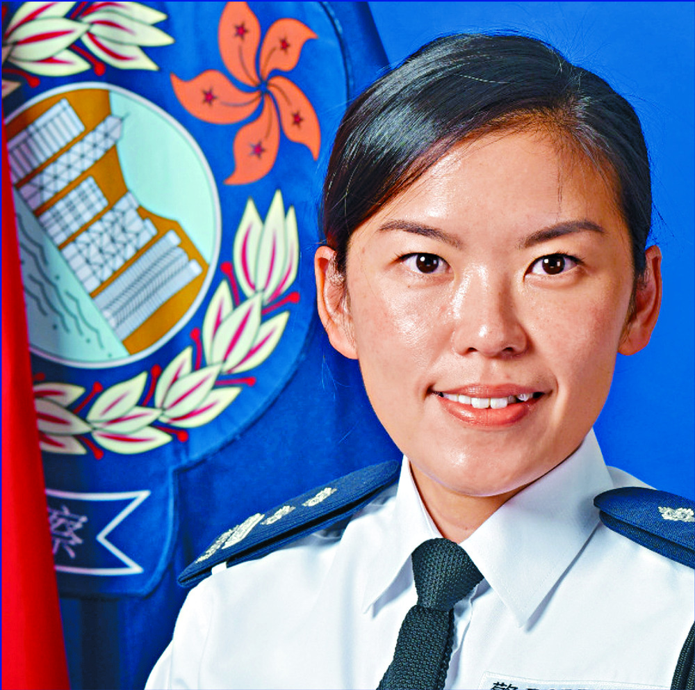 Crowds watch as the cortege proceeds to Gallant Garden in Wo Hop Shek for Lam Yuen-yee's burial. SING TAO