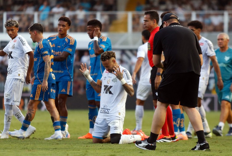 Neymar celebrates after the match against Cruzeiro. REUTERS