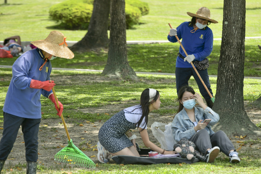 Most of those who earn the minimum wage work in cleaning and food and beverage sectors. SING TAO Most of those who earn the minimum wage work in cleaning and food and beverage sectors. SING TAO