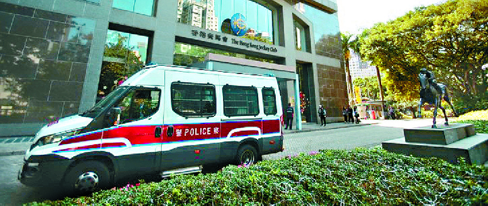 An around-the-block line forms in Central for a shot at the massive Mark Six jackpot on Sunday. SING TAO An around-the-block line forms in Central for a shot at the massive Mark Six jackpot on Sunday. SING TAO