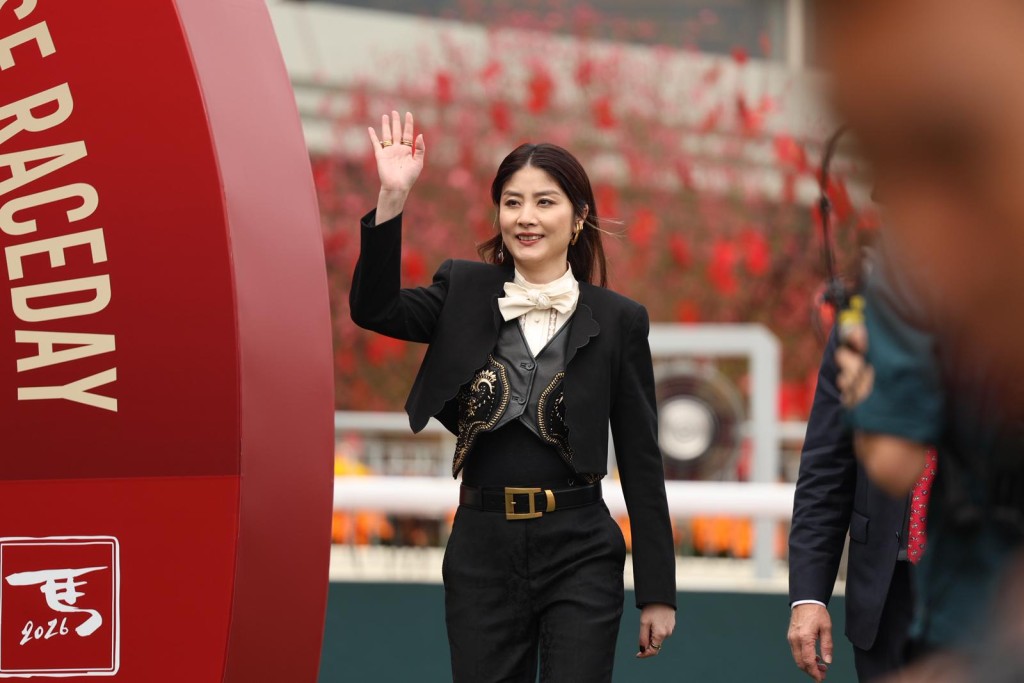 Kelly Chen Wai-lam took the stage to perform New Year hits.