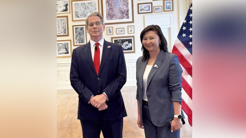 Scott Bessent, US Treasury Secretary, and Umut Abakirova, Bakai Bank CEO, in Washington, September 2025