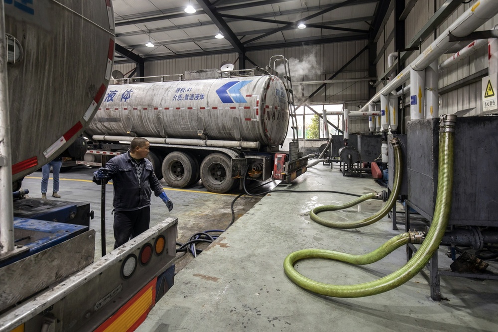 Tanks of collected waste oil are sampled and then taken for further processing at the Sichuan Jinshang Environmental Technology facility in Chengdu. (Bloomberg) 