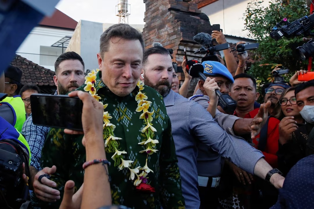 Elon Musk, chief executive officer of SpaceX and Tesla, leaves after a launching ceremony of SpaceX's Starlink internet service in Indonesia at a sub district community health center in Denpasar, Bali, May 19, 2024. (Reuters) Elon Musk, chief executive officer of SpaceX and Tesla, leaves after a launching ceremony of SpaceX's Starlink internet service in Indonesia at a sub district community health center in Denpasar, Bali, May 19, 2024. (Reuters)