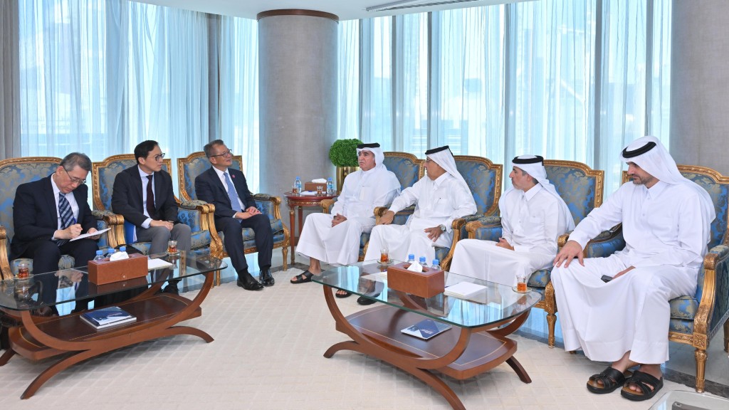 Paul Chan, met with representatives of various organisations in Doha on September 27 (Doha time) whilst attending the Asian Infrastructure Investment Bank Annual Meeting, to exchange views on financial, investment and economic co-operation. Photo shows Chan (third left) meeting with representatives of the Qatari Businessmen Association, including H.E. Sheikh Hamad bin Faisal bin Thani Al Thani (third right) and H.E. Sheikh Nawaf bin Faisal Al Thani (fourth right). ISD