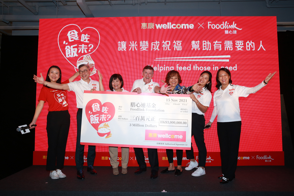 Marjorie Law, Head of Communications of DFI Retail Group; Choo Peng Chee, CEO of Wellcome; Vanessa Hwang, Founder of Foodlink; Ian McLeod,CEO of The DFI Retail Group (Wellcome Parent Company); Wendy Kwok, Chairlady of Foodlink; Robin Hwang, Executive Director of Foodlink; Aurea Yung, Head of Operations of Foodlink, pictured at the donation cenemory.