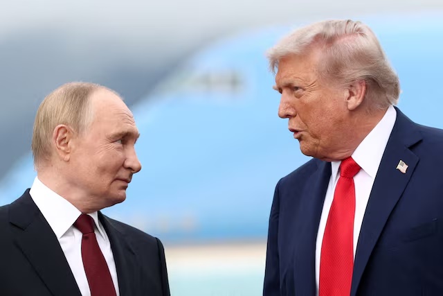 US President Donald Trump speaks with Russian President Vladimir Putin, in Anchorage, Alaska, US, August 15, 2025. REUTERS/Kevin Lamarque/File Photo 