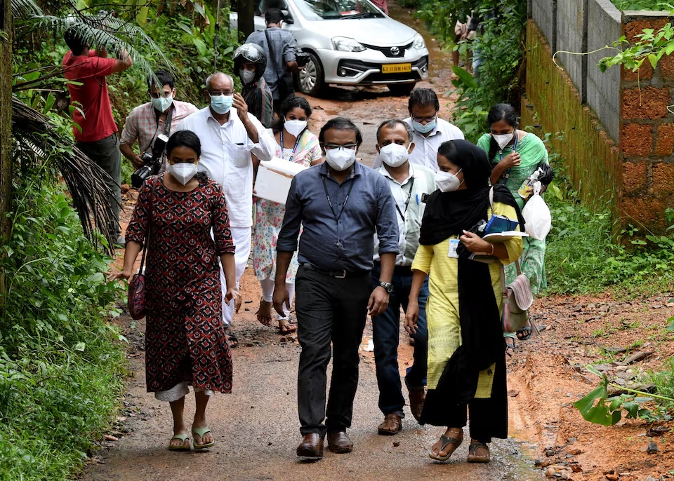  Members of a medical team from Kozhikode Medical College carry areca nut and guava fruit samples to conduct tests for Nipah virus in Maruthonkara village in Kozhikode district, Kerala, India, September 13, 2023. REUTERS/Stringer