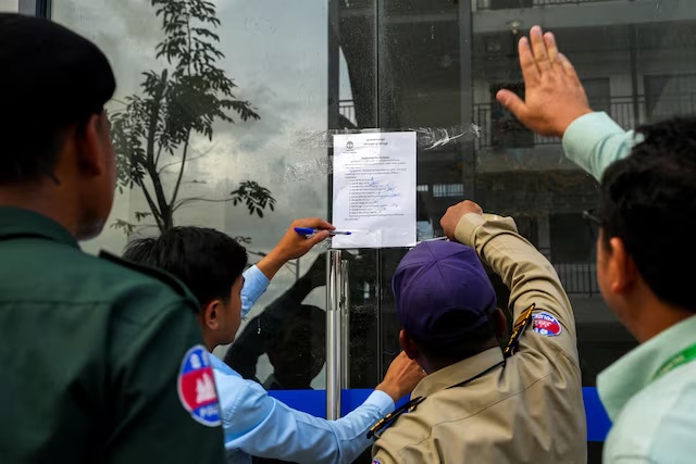 Cambodian authorities places a order at a door of a building inside a compound, where South Korea's Vice Foreign Minister Kim Jina visited after meeting with Cambodian Prime Minister Hun Manet to discuss issues regarding job scams that resulted in the death of a South Korean university student, in Takeo province, Cambodia, October 16, 2025. REUTERS/Roun Ry/File Photo