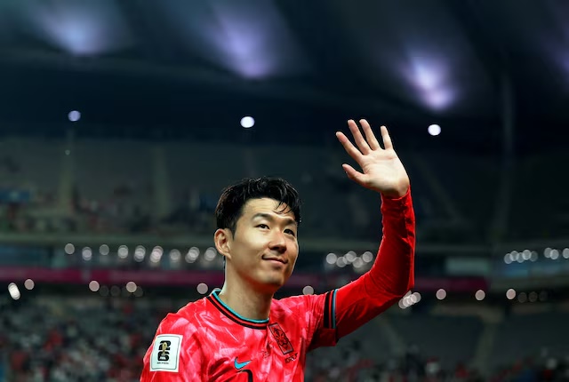 Soccer Football - World Cup - AFC Qualifiers - Group B - South Korea v Kuwait - Seoul World Cup Stadium, Seoul, South Korea - June 10, 2025 South Korea's Son Heung Min waves to the fans after the match REUTERS/Kim Soo-Hyeon/File Photo 