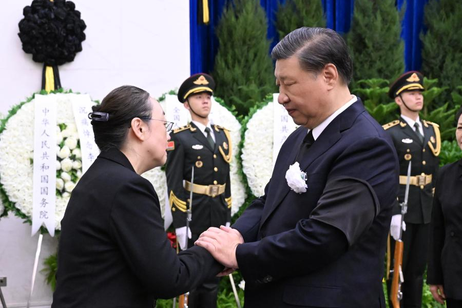 Xi Jinping shakes hands with a family member of Comrade Li Keqiang in Beijing. (Xinhua)