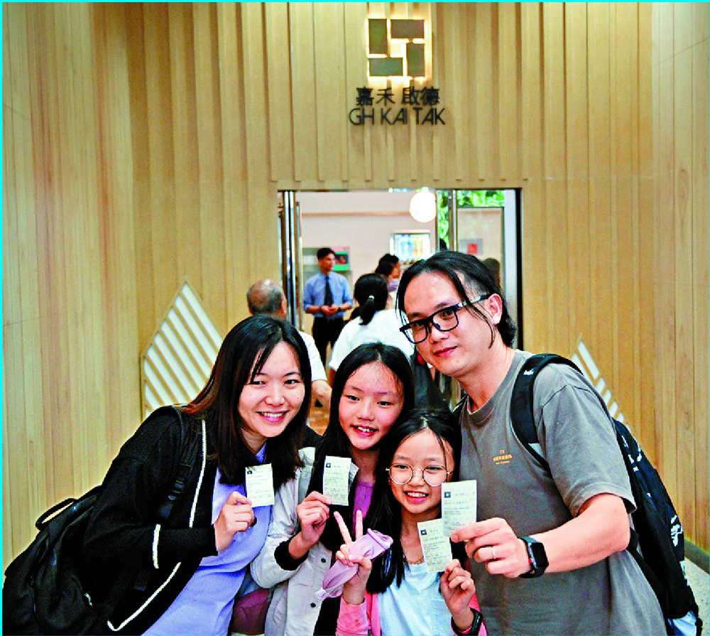 People bid farewell to Golden Harvest cinema in Kai Tak. It shuts today as its lease expires. SING TAO