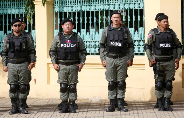 FILE PHOTO: Police officers stand guard near the Supreme Court of Phnom Penh, Cambodia, October 31, 2017. REUTERS/Samrang Pring/File Photo