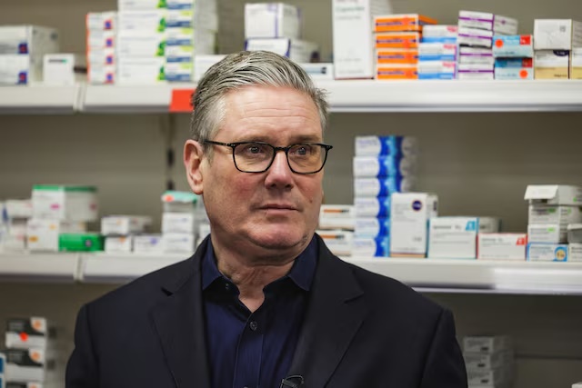 Britain's Prime Minister Keir Starmer pays a visit to a pharmacy at the Nelson Medical Practice health centre in Wimbledon, southwest London on January 26, 2026. ADRIAN DENNIS/Pool via REUTERS