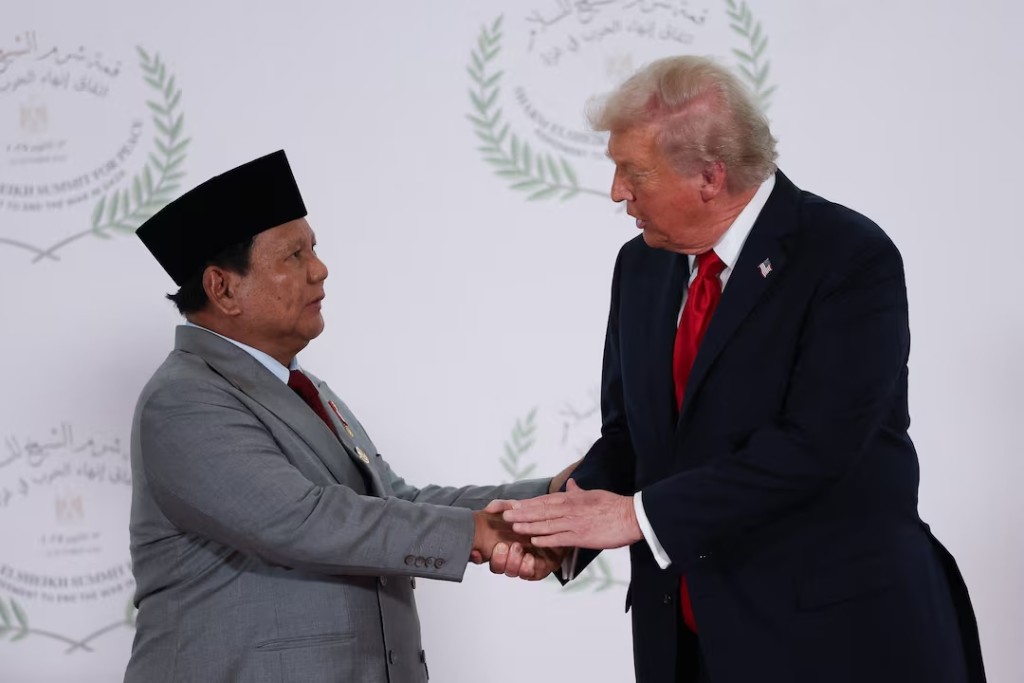 U.S. President Donald Trump and Indonesian President Prabowo Subianto shake hands as they pose for a photo, at a world leaders' summit on ending the Gaza war, amid a U.S.-brokered prisoner-hostage swap and ceasefire deal between Israel and Hamas, in Sharm el-Sheikh, Egypt, October 13, 2025. REUTERS/Suzanne Plunkett/Pool 