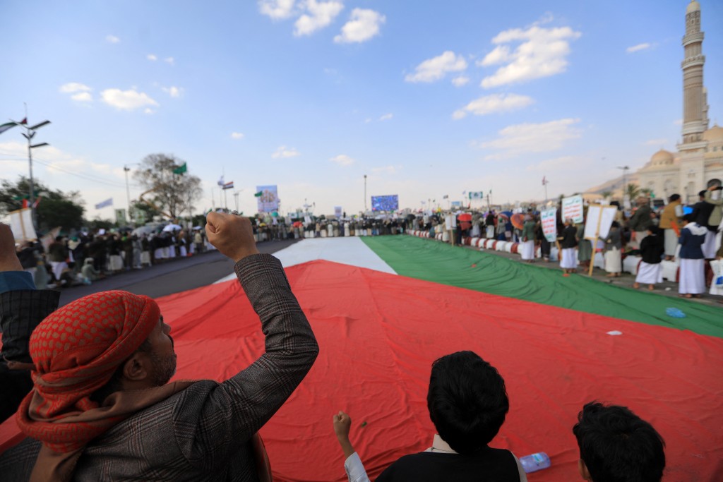 Yemeni protesters deploy a giant Palestinian flag during a rally in solidarity with Palestinians and in condemnation of Israel and the US, in the Huthi-run capital Sanaa on September 12, 2025. (Photo by Mohammed HUWAIS / AFP)