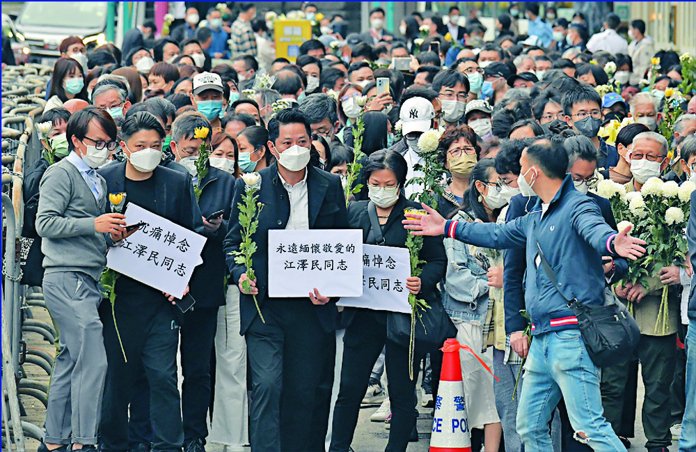 Hongkongers – both ordinary folk and government and elected officials – flock to the Liaison Office in Sai Ying Pun, many bringing flowers or messages, to pay their respects to former president Jiang Zemin, who died in Shanghai on Wednesday afternoon