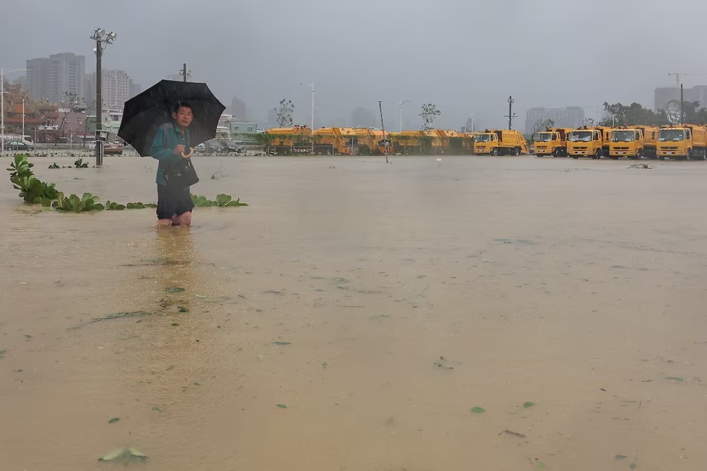  A person wades through the floodwaters to work after Typhoon Krathon made landfall in Kaohsiung, Taiwan October 3, 2024. REUTERS/Ann Wang