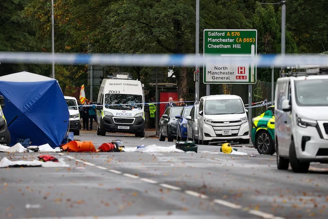 British Prime Minister Keir Starmer and his wife Victoria Starmer visit the site of the Manchester synagogue attack, where multiple people were killed on Yom Kippur in what police have declared a terrorist incident, in north Manchester, Britain, October 3, 2025. REUTERS/Hannah McKay