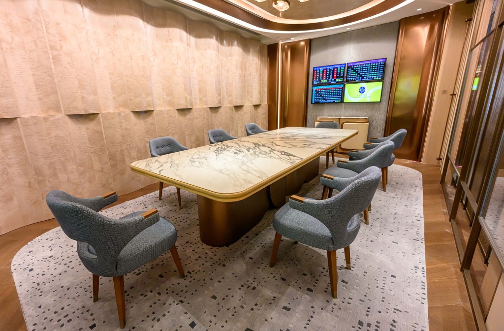 A private room accommodating eight in Inner Circle is a treasured new addition for HKJC Priority Black and Gold customers who value privacy.