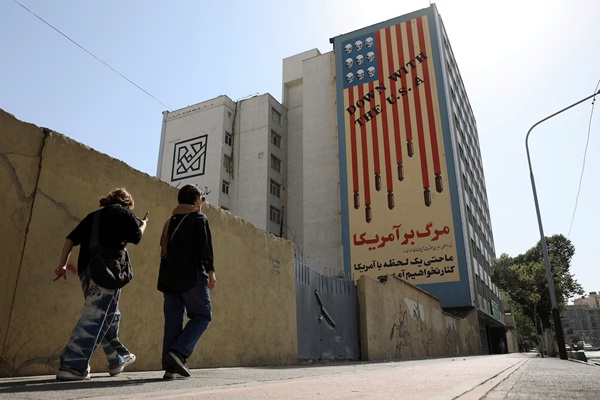 People walk past an anti-US mural on a street in Tehran, Iran, June 5, 2025. Majid Asgaripour/WANA (West Asia News Agency) via REUTERS/File Photo 