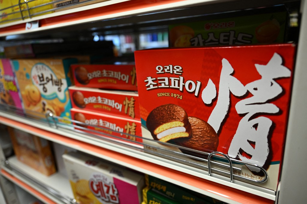 Photo by JUNG YEON-JE / AFP  Boxes of Choco Pies are displayed on a shelf of a convenience store in Seoul on October 24, 2025.