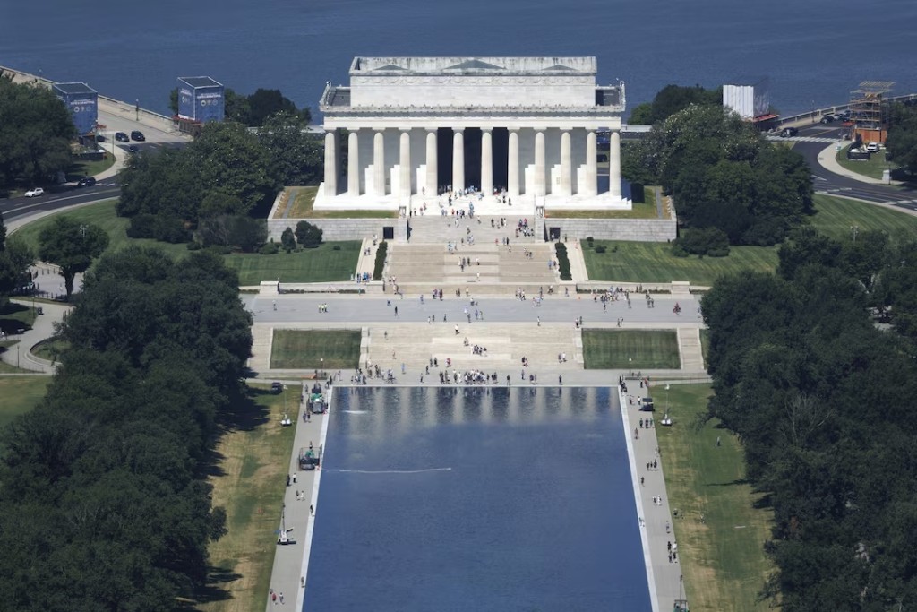  Visitors walk along the Reflecting Pool near the Lincoln Memorial on the National Mall in Washington, D.C., U.S., June 24, 2026. REUTERS/Tom Brenner 