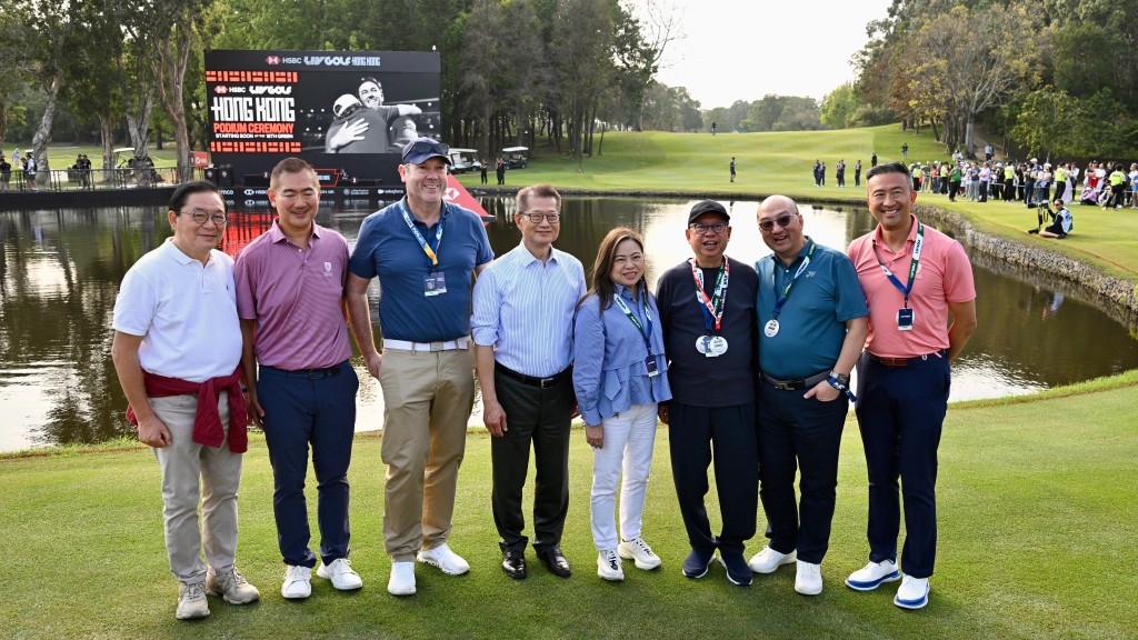 HKSAR Government Financial Secretary Paul Chan (4th left), HKSAR Government Secretary for Culture, Sports and Tourism Rosanna Law (4th right), HKSAR Government Executive Council Non-Official Member Jeffrey Lam (1st left), Hong Kong Tourism Board Chairman Dr Peter Lam (3rd right), the Club’s Executive Director of the Corporate Affairs Raymond Tam (2nd right), Hong Kong Golf Club Captain Andy Kwok (2nd left), Hong Kong Golf Club Vice Captain Bryant Lu (1st right) and other guests witness the tournament’s trop