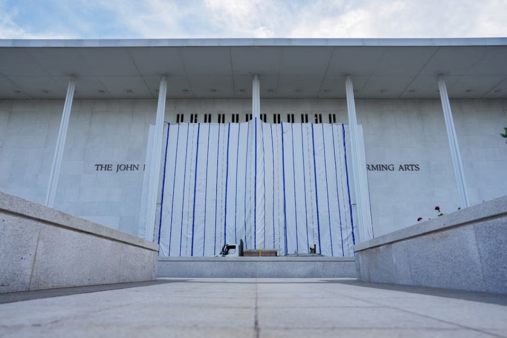 A tarp covers the facade of the John F. Kennedy Memorial Center for the Performing Arts, following a federal judge’s order to remove U.S. President Donald Trump's name from the institution, in Washington, D.C., U.S., June 13, 2026. REUTERS/Ken Cedeno/File Photo 