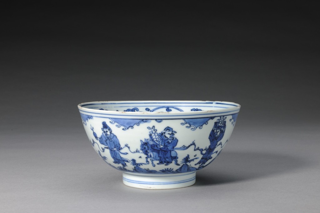 Bowl with foreigners carrying gifts Imperial Kilns, Jingdezhen, Jiangxi province Ming dynasty, Wanli period (1573–1620) Porcelain with underglaze cobalt blue The Palace Museum