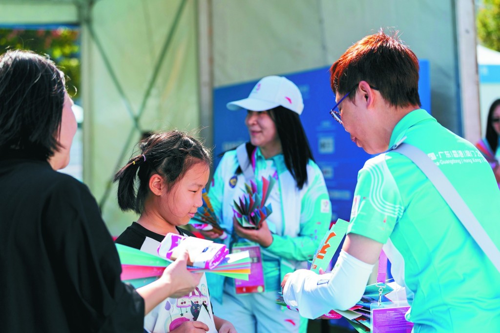 Volunteers introduced the fan clappers to the spectators with patience.
