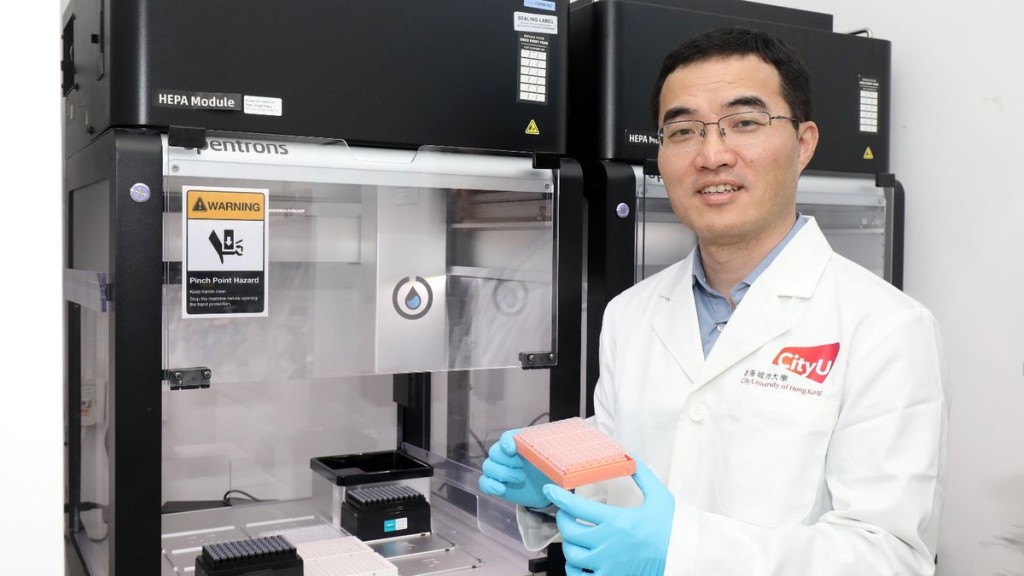 The project team led by Professor Zheng Zongli (right) of CityUHK’s Department of Biomedical Sciences, will focus on liver and cardiovascular genetic diseases, harnessing state-of-the-art “DNA surgery” technology to develop two core therapeutic medicines and advance them into clinical trials. The project team led by Professor Zheng Zongli (right) of CityUHK’s Department of Biomedical Sciences, will focus on liver and cardiovascular genetic diseases, harnessing state-of-the-art “DNA surgery” technology to develop two core therapeutic medicines and advance them into clinical trials.
