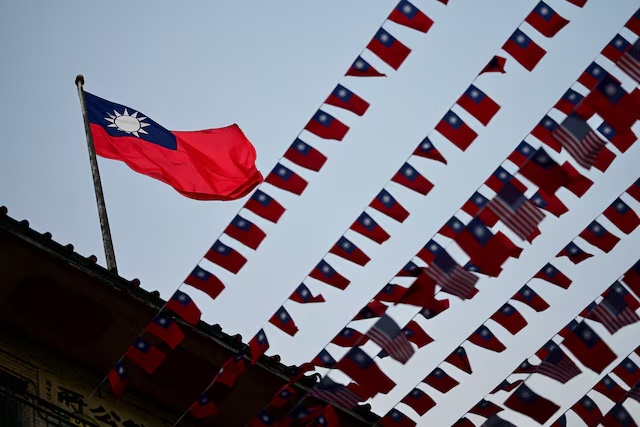 U.S. and Taiwanese flags are seen in San Francisco, California, January 28, 2026. REUTERS/Stephen Nellis