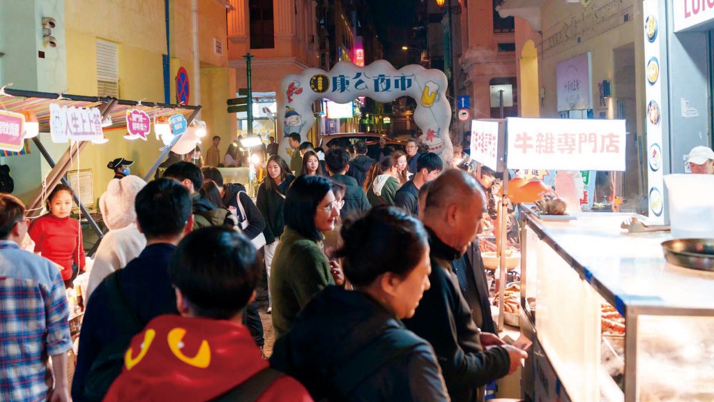 Hong Kung Night Market fills Rua de Cinco de Outubro with local street food, creative stalls and lively neighbourhood energy after dark. Hong Kung Night Market fills Rua de Cinco de Outubro with local street food, creative stalls and lively neighbourhood energy after dark.