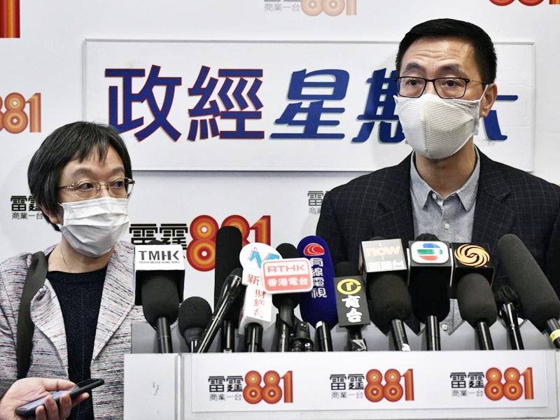 Kevin Yeung (right) and Hong Chan Tsui-wah (left) both welcomed the HKEAA's decision to pull the controversial examination question in DSE's history exam. Kevin Yeung (right) and Hong Chan Tsui-wah (left) both welcomed the HKEAA's decision to pull the controversial examination question in DSE's history exam.