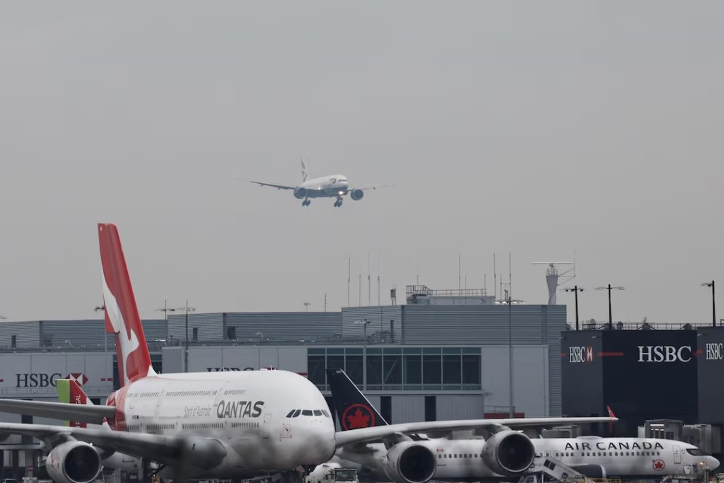 A passenger plane makes its landing approach to Heathrow International Airport, London, Britain, March 22, 2025. REUTERS/Carlos Jasso/File Photo