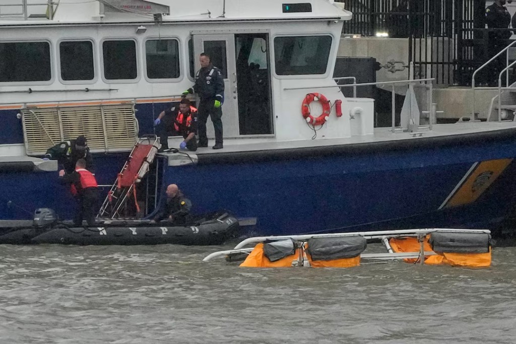  Rescue workers and emergency personnel work at the scene of a helicopter crash on the Hudson River near lower Manhattan in New York, as seen from Newport, New Jersey, U.S., April 10, 2025. REUTERS/Eduardo Munoz 