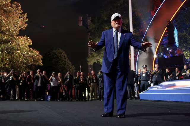 U.S. President Donald Trump gestures as he departs after attending UFC Freedom 250 on the South Lawn of the White House in Washington, D.C., U.S., June 15, 2026. REUTERS/Jonathan Ernst/File Photo