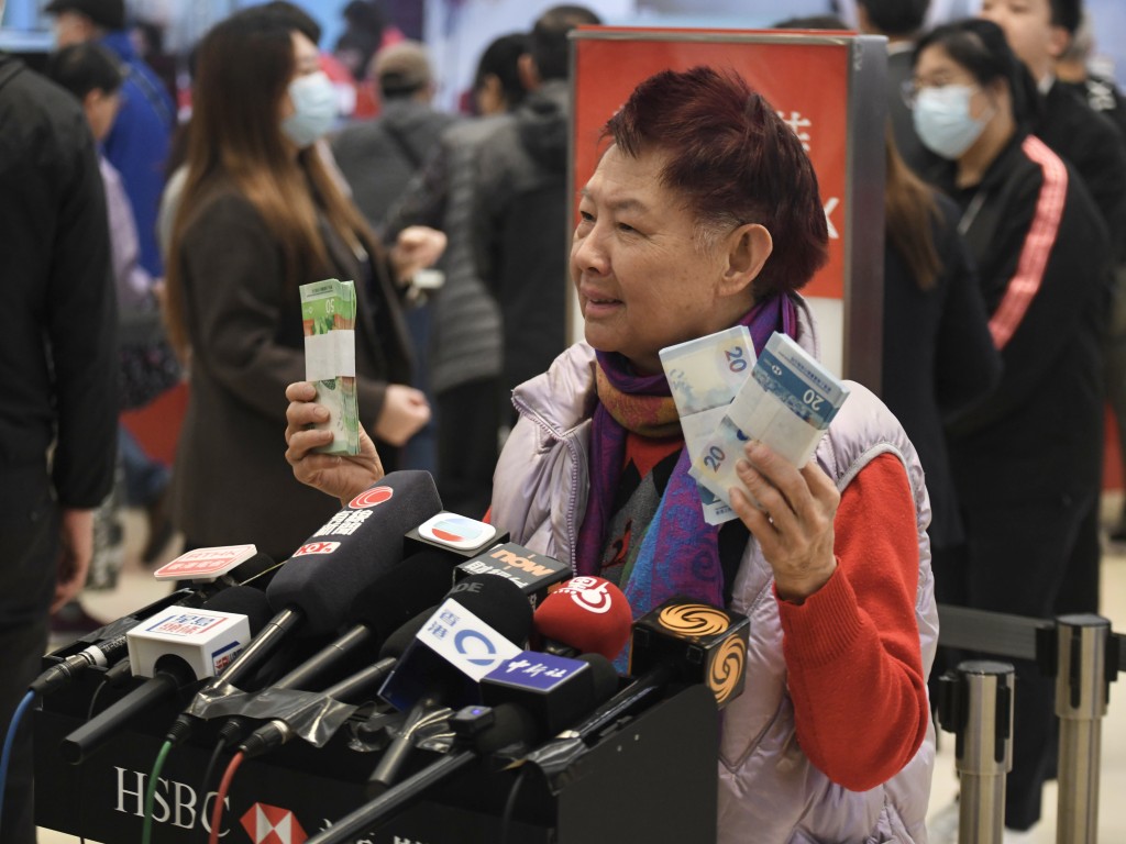 Pang, who arrived at around 7am, said she visited the branch every year and exchanged approximately HK$9,000 worth of new banknotes this time