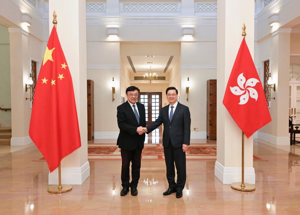 Chief Executive John Lee Ka-chiu meets the Secretary of the CPC Hainan Provincial Committee Feng Fei at Government House on Wednesday. (GIS)