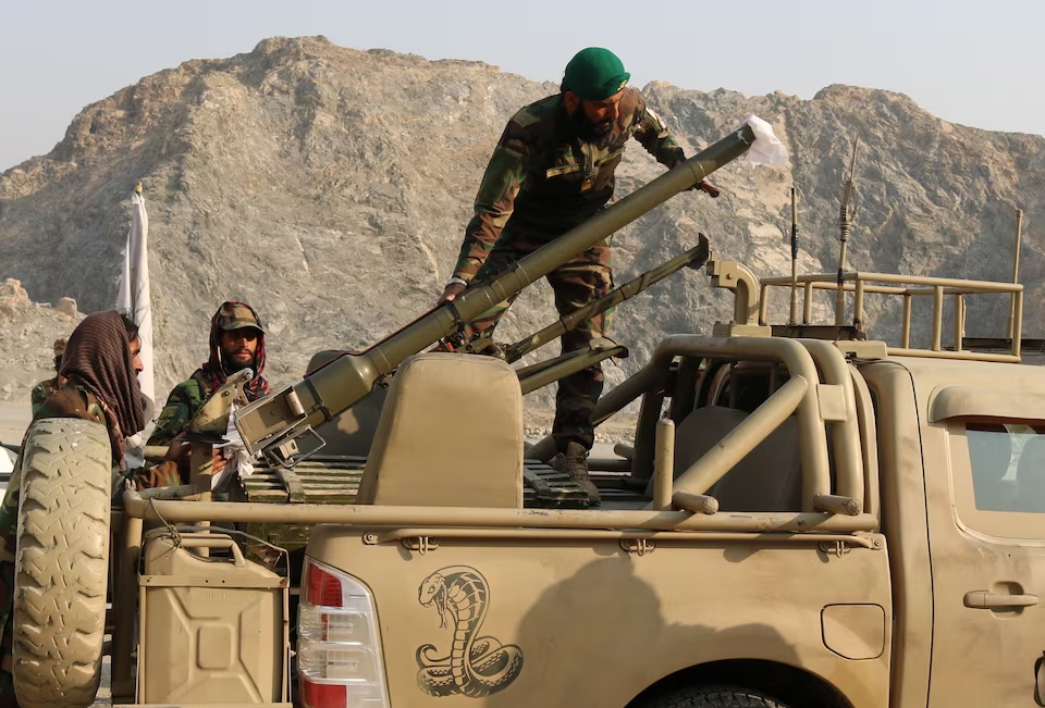  Taliban soldiers load a rocket launcher in a vehicle, following exchanges of fire between Pakistan and Afghanistan forces, near Torkham border in Afghanistan, February 27, 2026. REUTERS/Stringer