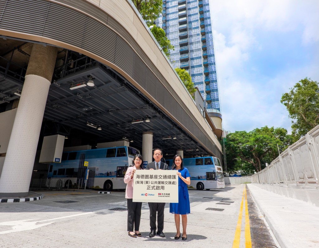 Citybus planning & scheduling manager Simon Wong Hon-chung (middle), general manager, residential (Hong Kong) at Swire Properties Eugenia Lee Hoi-kei (right), and Fanny Chiu, head of residential sales (Hong Kong) at Swire Properties (left).