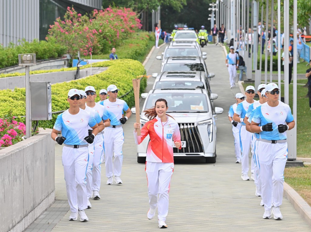 Torchbearer no.3: Au Hoi-shun. (GIS)