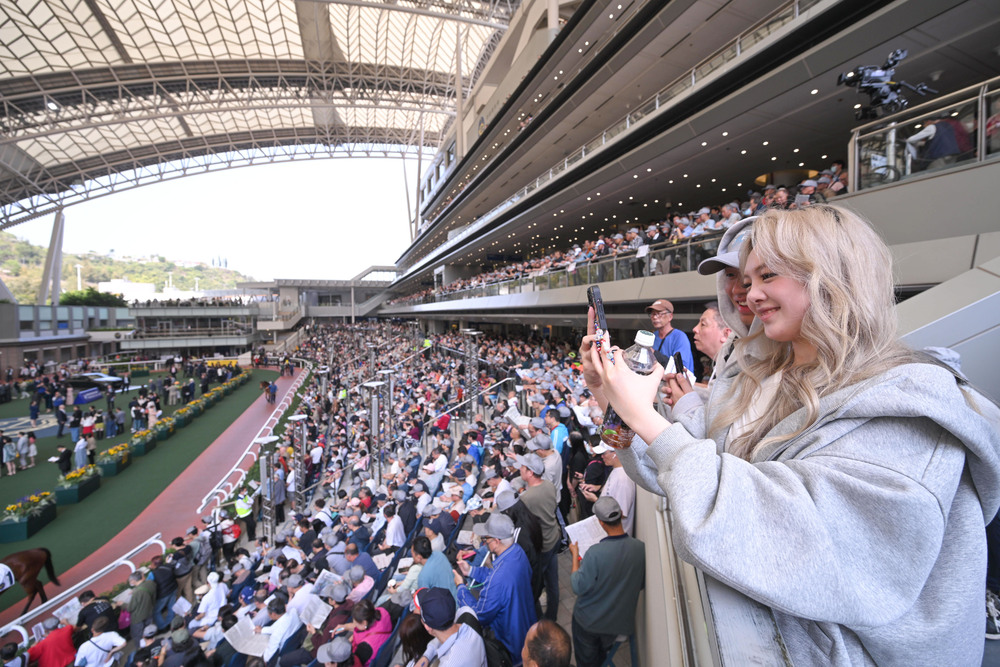 Travelers joined the Hong Kong Jockey Club’s tourist package, which includes a racecourse tour, visit to the parade ring and interactive experience zones. (Hong Kong Jockey Club)