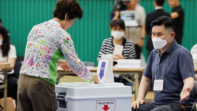 A person casts their vote during the presidential election in Seoul, South Korea, on Jun 3, 2025. (Photo: REUTERS/Go Nakamura)