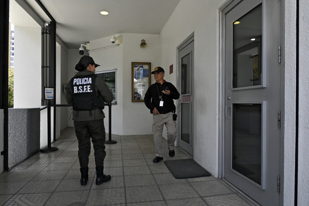 Photo by AIZAR RALDES / AFP  A police officer and a security guard are seen at the entrance of the United States embassy in La Paz, on February 6, 2026.
