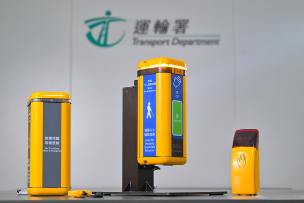 The Transport Department has installed new-generation electronic audible traffic signals (left and centre) at more than 800 pedestrian crossings. (Source: news.gov.hk)