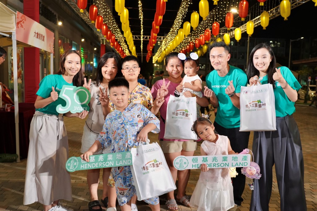 The Henderson Warmth Volunteer Team distributed gift packs to residents of “Pok Oi Kong Ha Wai Village”, bringing festive joy ahead of the Mid-Autumn Festival.
